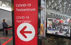 An Flughäfen, wie hier in Frankfurt, besteht bereits jetzt eine generelle Testpflicht für Reiserückkehrer. FOTO: RUMPENHORST/DPA