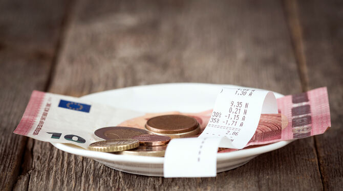 Es gibt viele, die ihr Rückgeld bis auf den Cent genau wollen.  FOTO: GRAJA/ADOBE STOCK