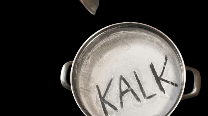 3 Millimol pro Liter (etwa 17dH): Das kalkhaltige Reutlinger Quellwasser hinterlässt sichtbare Spuren. FOTO: FOTOLIA 3 Millimol pro Liter (etwa 17dH): Das kalkhaltige Reutlinger Quellwasser hinterlässt sichtbare Spuren. FOTO: FOTOLIA