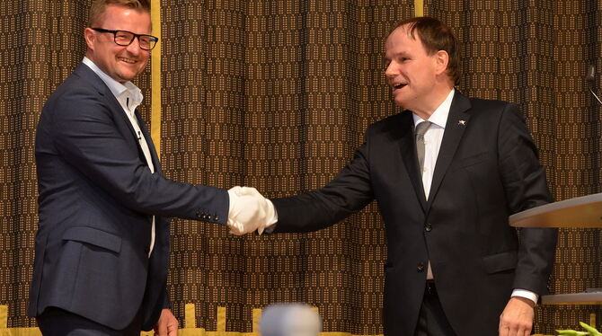 Pandemiegerecht mit Handschuh: Martin Fink (rechts) gratuliert Stefan Wörner bei der Amtseinsetzung. FOTO: NIETHAMMER