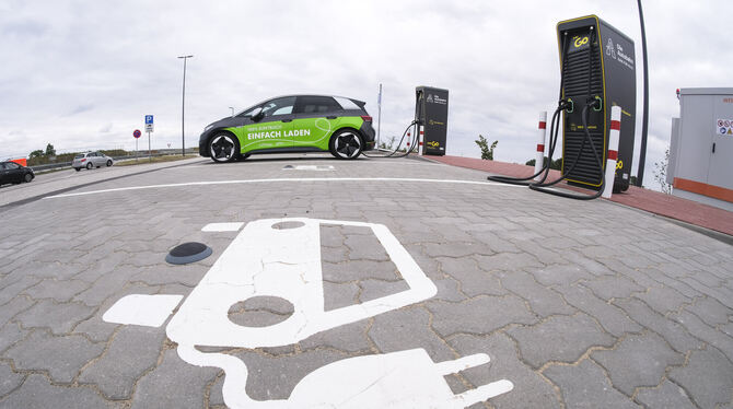 Ein Elektro-Auto fürs Carsharing gehört ebenso zum Konzept wie eine E-Bike-Flotte zum Ausleihen.  FOTO: MOLTER/DPA