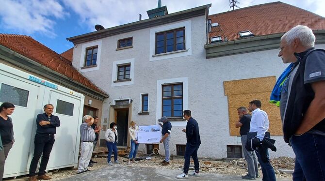 Das kommunale Bauprojekt des Jahres: St. Johanns Gemeinderäte beim Vor-Ort-Termin an der Alten Schule.  FOTO: DEWALD