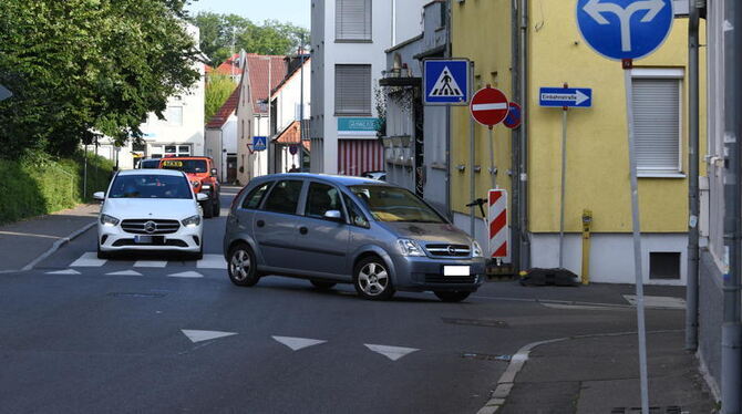 Die Umleitung in Richtung Stadt und Bundesstraße läuft über die Wörthstraße, die dafür teilweise zur Einbahnstraße geworden ist.