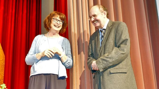 Schulamtsdirektorin Andrea Hilbert und Stefan Dietz bei der Verabschiedung. FOTO: BÖHM
