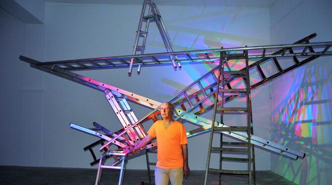 Serge Le Goff vor einer Installation aus Leitern und Licht.  FOTO: VEY