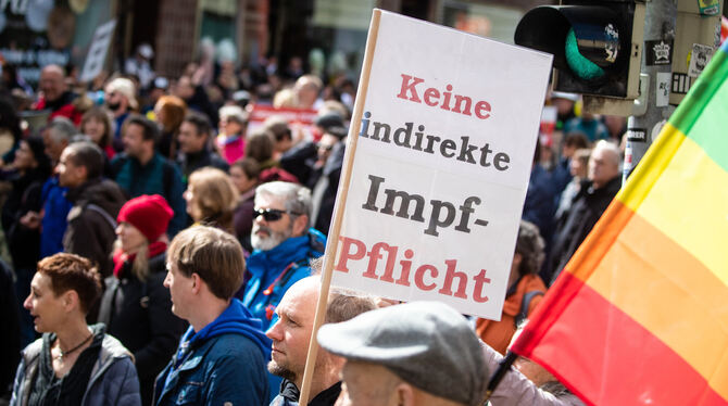 Querdenker demonstrieren in Stuttgart gegen Impfdruck. ARCHIVBILD: SCHMIDT/DPA