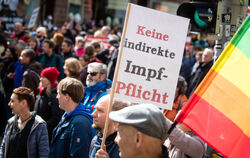 Querdenker demonstrieren in Stuttgart gegen Impfdruck. ARCHIVBILD: SCHMIDT/DPA 