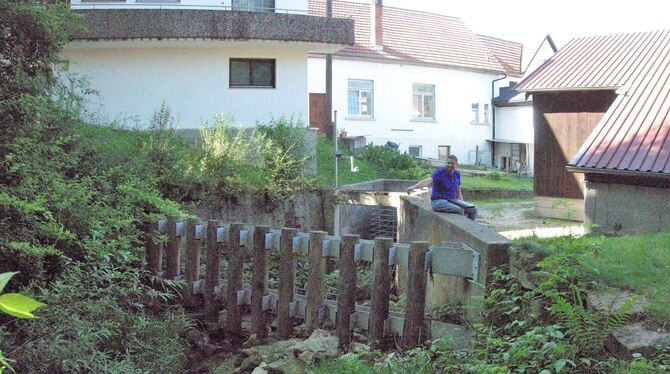 Frank Hofacker zeigt auf das Einlassbauwerk des Mahdenbachs. Vor ein paar Wochen war das Rinnsal ein reißender Fluss. FOTO: DÖRR