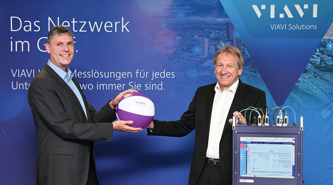 Rolf Trieflinger (rechts) gibt den Ball und damit die Geschäftsführung von Viavi Solutions Deutschland (frühere Firmierung: Wand