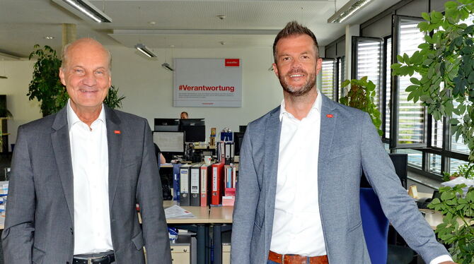 Noch-Vorstand Hans Steiner (links) und Marketingleiter Roland Bertler vom Reutlinger Unternehmen Datatec. FOTO: NIETHAMMER