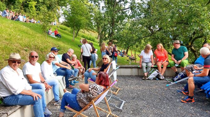 Menschen aus der näheren und weiteren Umgebung strömten am Samstag bei herrlichem Sommerwetter zum Herrlishäusle im Metzinger We