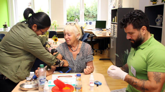 Besucher konnten sich von Fachpersonal den Blutdruck oder auch den Blutzucker messen lassen. FOTO: LEIPPERT