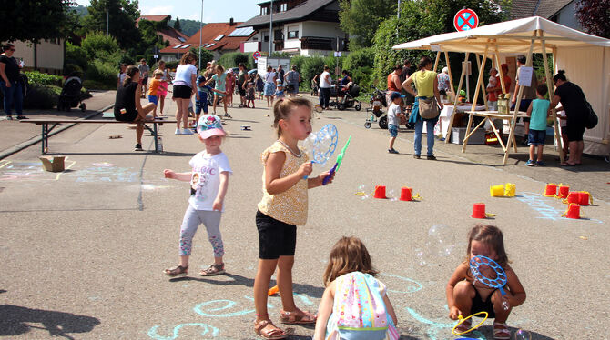 Statt Autos waren in der Herzogin-Amelie-Straße spielende Kinder unterwegs. FOTO: LEIPPERT