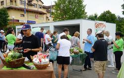 Großer Andrang und großes Interesse bei der Eröffnung am neuen Fairteiler von Lebensmitteln in Gomaringen.  FOTO: STRAUB