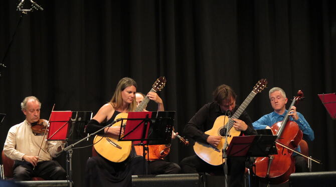 Katrin Klingeberg und Sebastián Montes (vorn) mit Mitgliedern des Musica Varia Ensembles bei der Uraufführung von Paul Ibbotsons