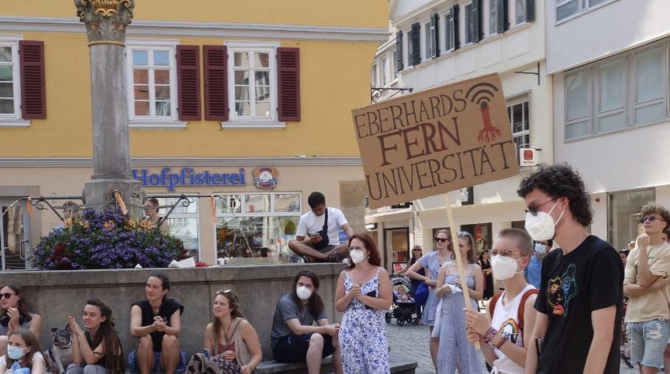 Studenten demonstrieren am Holzmarkt in Tübingen für die Rückkehr der Uni in die Präsenzlehre.
