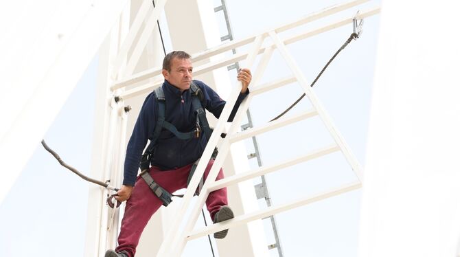 Viele Meter über dem Boden müssen die Arbeiter beim Aufbau genau wissen, was zu tun ist.