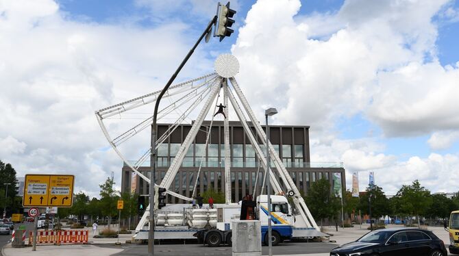 Strebe für Strebe wächst das Reutlinger Riesenrad vor der Stadthalle.