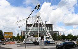 Strebe für Strebe wächst das Reutlinger Riesenrad vor der Stadthalle.