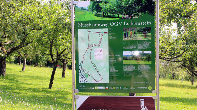 Auf der Hinweistafel gibt es Informationen zum Nussbaumweg.  FOTOS: LEIPPERT
