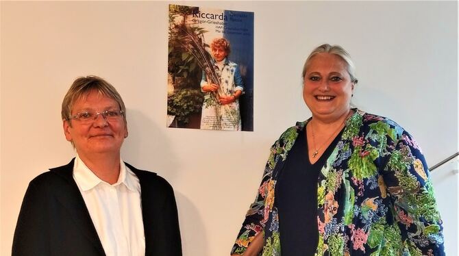 Monika Hunze (links) las aus den Büchern von Riccarda Gregor-Grieshaber, Adelinde Bohn sang dazu passende  Stücke.  FOTO: BÖHM