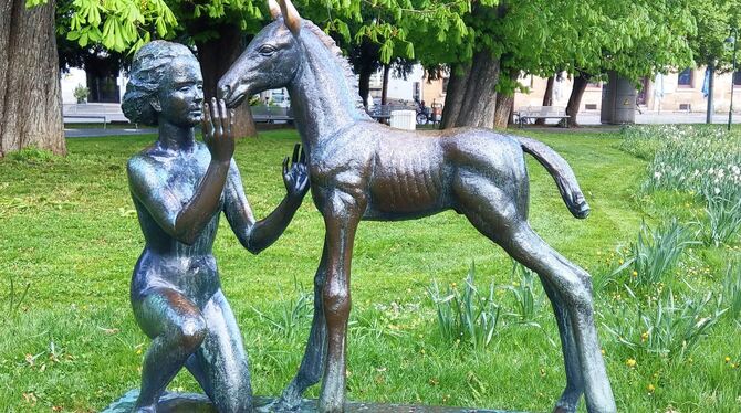 Ulrich Kottenrodts Bronzeskulptur »Mädchen mit Füllen« (1955) auf dem Listplatz.  FOTO: BÖHM