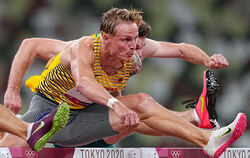 Gregor Traber aus Tübingen im Vorlauf über 110 Meter Hürden bei den Olympischen Spiele in Tokio.