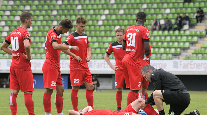 Die verhängnisvolle Szene: Samuel Mayer zieht sich im Pokalspiel gegen die TSG Balingen einen Kreuzbandriss zu. FOTO: BAUR Die verhängnisvolle Szene: Samuel Mayer zieht sich im Pokalspiel gegen die TSG Balingen einen Kreuzbandriss zu. FOTO: BAUR