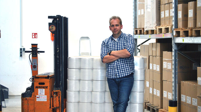 Thorsten Prygiel, Geschäftsführer der Dettinger Firma Mopack, hat wie andere Betriebe den Rohstoffmangel zu beklagen. FOTO: SCHE