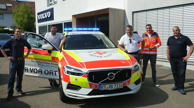 Verantwortliche des DRK Eningen haben vor Kurzem ihr neues Einsatzfahrzeug in einem Autohaus in Reutlingen abgeholt. FOTO: PR Verantwortliche des DRK Eningen haben vor Kurzem ihr neues Einsatzfahrzeug in einem Autohaus in Reutlingen abgeholt. FOTO: PR