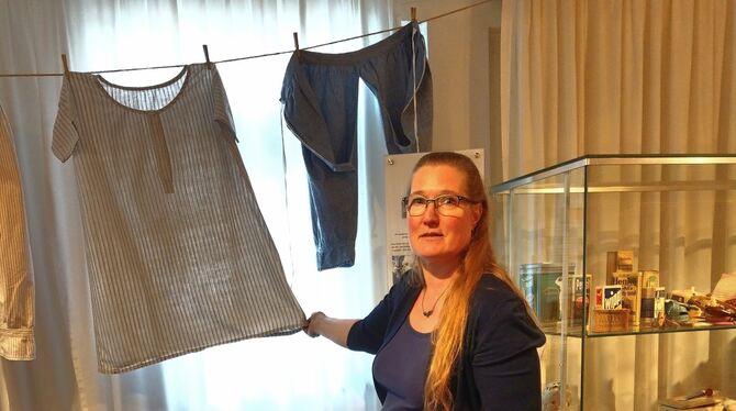 Schwabenhemd: Museumsleiterin Anke Niklas zeigt ein universelles Hemd für Frauen aus dem 19. Jahrhundert.  FOTOS: BÖHM