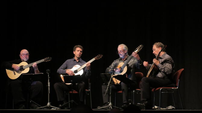 Saitenzauber von Beethoven bis Hendrix: Das Los Angeles Guitar Quartet in Nürtingen. Von links: Scott Tennant, Matthew Greif, Jo
