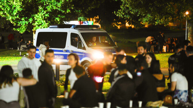Verstärkte Polizeikontrollen nachts an Wochenenden: Ist das gegen Jugendgewalt nachhaltig genug?  FOTO: LICHTGUT