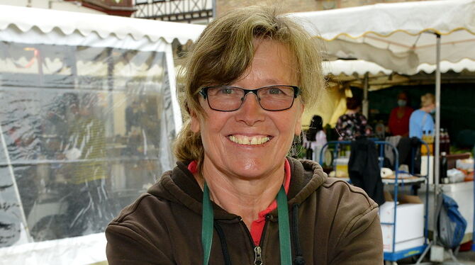 Ist seit 35 Jahren auf dem Reutlinger Wochenmarkt präsent: die Neuhäuser Selbsterzeugerin Monika Warwel. FOTO: NIETHAMMER