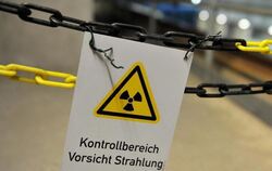 Ein an einer Kette befestigtes Schild warnt vor Strahlung im atomaren Zwischenlager in Gorleben. Foto: Jochen Lübke/Archiv