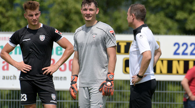 Enttäuscht nach der Niederlage in Nöttingen: (von links) Tim Schwaiger. Torhüter Jerome Weisheit und Trainer Maik Schütt.   FOTO