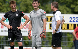 Enttäuscht nach der Niederlage in Nöttingen: (von links) Tim Schwaiger. Torhüter Jerome Weisheit und Trainer Maik Schütt.   FOTO