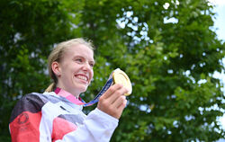 Emotionale Zeiten: Franziska Brauße präsentiert in Eningen ihre Medaille.