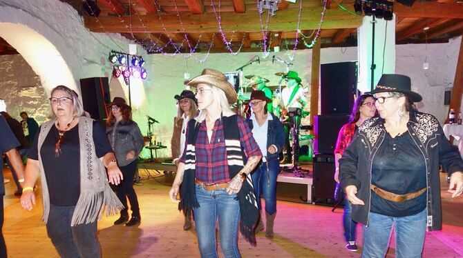 Hinten spielt die »Wild-Country-Band«, vorn vergnügen sich die Line Dancer, die zum Cowboy-Event auf dem Schloss angereist waren