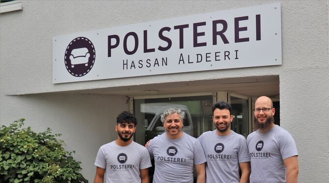 Das Polsterer-Team von links Wael Alsade, Hassan Aldeeri, Mohammad Ghafari und Simon Blocksdorf. FOTO: LEISTER