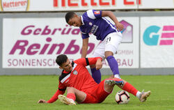 Im Bodenkampf: Bleart Dautaj vom SSV Reutlingen und Nill Hauser (oben) vom FC Nöttingen.  FOTO: BAUR