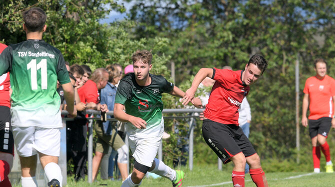 Felix Becker (links), der den TSV Sondelfingen mit 1:0 in Führung brachte, im Zweikampf mit Nils Döllinger vom TSV Oferdingen.