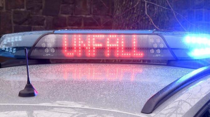 Die Leuchtschrift »Unfall« auf dem Dach eines Polizeiwagens