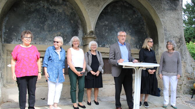 Gruppenbild mit Mann (von links): Die Künstlerinnen Christiane Schleeh, Gisela Götz, Elke Göhner, Renate Schöck, Petra Peichl un