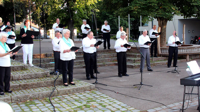 Nach langer Zeit konnte der Pfullinger Liederkranz, hier der gemischte Chor, endlich wieder vor Publikum auftreten, aber natürli