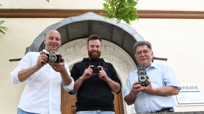 Die Macher des Fotowettbewerbs (von links) Stephan Heinlin vom Bezirksamt, Dirk Glück von Mittelstadt.info sowie Bezirksbürgerme