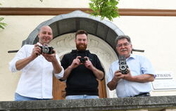 Die Macher des Fotowettbewerbs (von links) Stephan Heinlin vom Bezirksamt, Dirk Glück von Mittelstadt.info sowie Bezirksbürgerme
