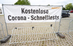 Ein Schild mit dem Schriftzug "Kostenlose Corona-Schnelltests" weist auf ein Corona-Testzentrum hin.