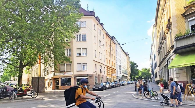 Durch die Straßen zischen alle paar Minuten Mitarbeiter von Lieferdiensten.  FOTO: HAASIS