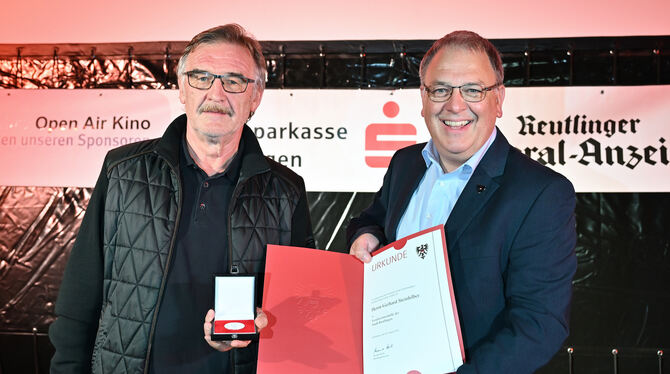 Oberbürgermeister Thomas Keck (rechts) überreichte dem Reutlinger »Kino-Urgestein« Gerhard Steinhilber für sein kulturelles Enga
